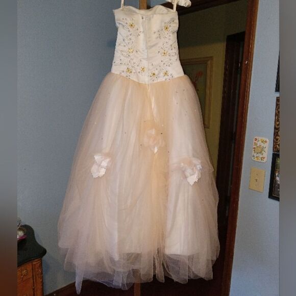 Strapless Sweetheart Neckline Ballroom Gown Style Wedding Dress - Picture 2 of 13